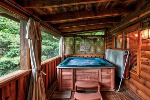 Nice View Fireplace, Hot Tub, Porch Bed, Private photo 13