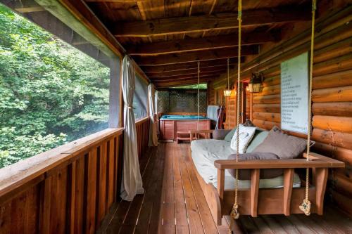 Nice View Fireplace, Hot Tub, Porch Bed, Private photo 15