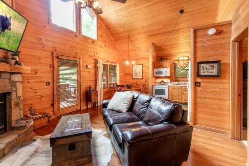 Nice View Fireplace, Hot Tub, Porch Bed, Private photo 18