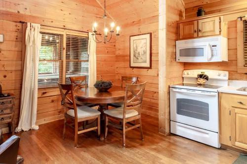 Nice View Fireplace, Hot Tub, Porch Bed, Private photo 23