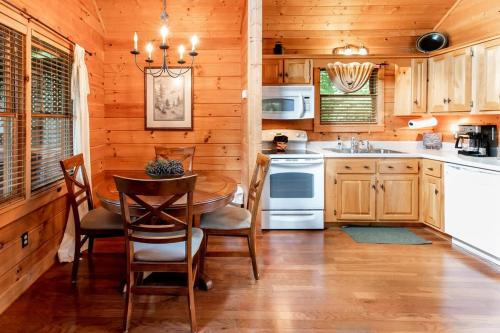 Nice View Fireplace, Hot Tub, Porch Bed, Private photo 24
