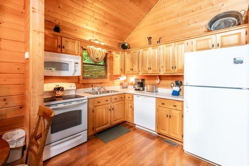 Nice View Fireplace, Hot Tub, Porch Bed, Private photo 26