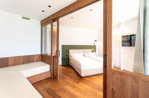 Una cama o camas en una habitación de Hotel Tenz