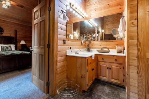 Nice View Fireplace, Hot Tub, Porch Bed, Private photo 32