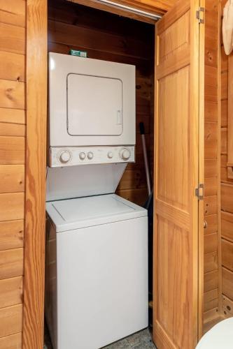 Nice View Fireplace, Hot Tub, Porch Bed, Private photo 35