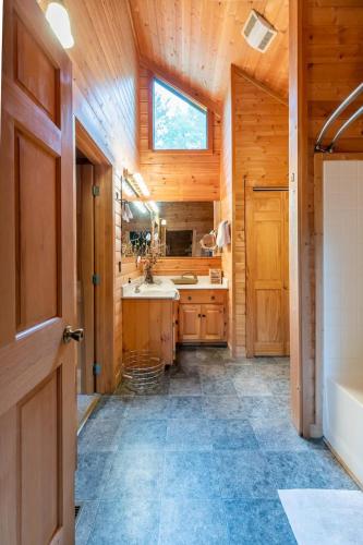 Nice View Fireplace, Hot Tub, Porch Bed, Private photo 34