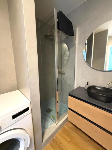 une salle de bain avec douche et lavabo dans l'établissement M2 Marquer Appartement spacieux et lumineux avec balcon à deux pas du centre ville, à Annemasse