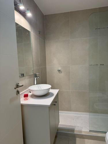 Ένα μπάνιο στο Departamento de un dormitorio -GARDEN INN 13