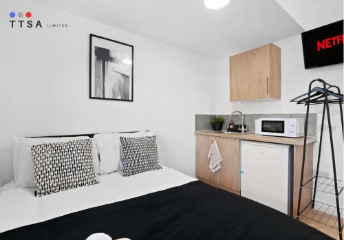 Kuchyň nebo kuchyňský kout v ubytování Bright Studio with En-suite & Kitchenette A4 - Norwood Junction