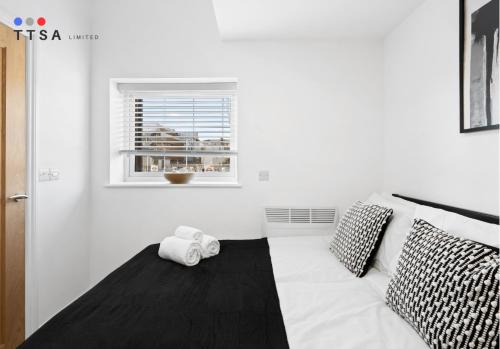 Postel nebo postele na pokoji v ubytování Bright Studio with En-suite & Kitchenette A4 - Norwood Junction