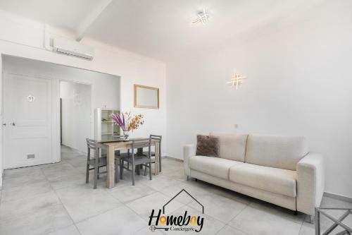 un salon avec un canapé et une table dans l'établissement La perla, à Vallauris