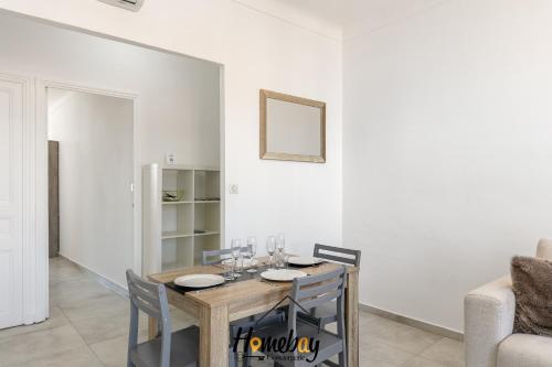 une salle à manger avec une table et des chaises dans l'établissement La perla, à Vallauris