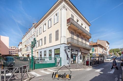 un bâtiment au coin d'une rue de la ville dans l'établissement La perla, à Vallauris