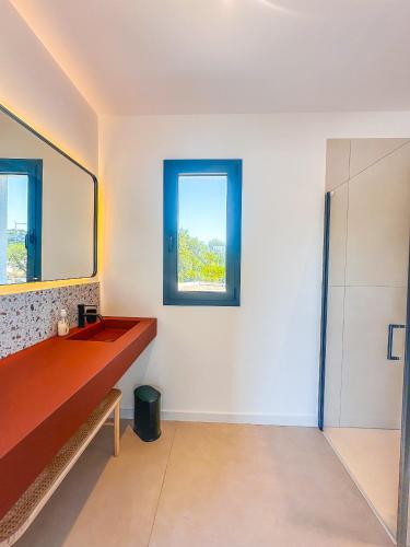 une salle de bain avec un lavabo et un miroir dans l'établissement Villa Alimea San Ciprianu, à Cirendinu