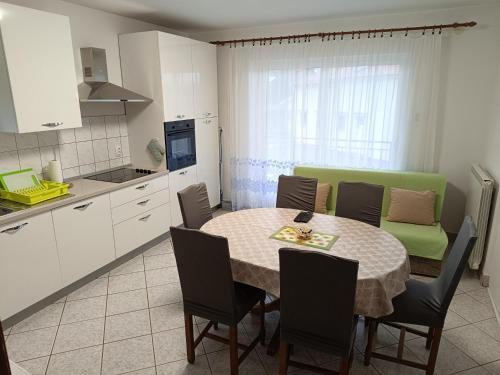 Η κουζίνα ή μικρή κουζίνα στο Apartment Viškovo