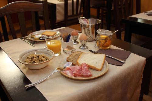 einen Tisch mit einem Teller Essen auf dem Tisch in der Unterkunft Albergo Hotel Giardino in Desio