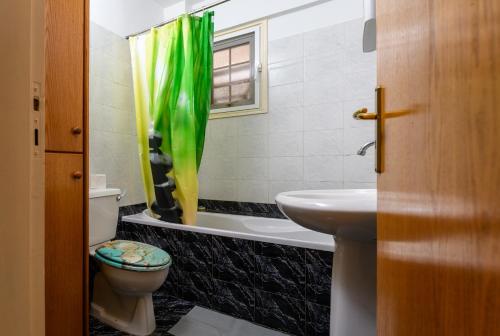 Ένα μπάνιο στο Martin 2 bed Apartment