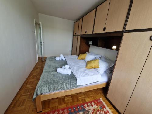 Postel nebo postele na pokoji v ubytování Matchbox Apartment Sarajevo