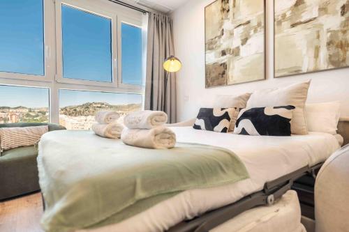 Panoramic views and pool, gym, parking REMS