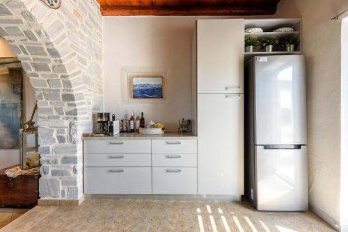 Kuchyň nebo kuchyňský kout v ubytování Aegean Seashell Villa