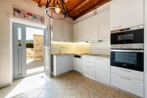 Kuchyň nebo kuchyňský kout v ubytování Aegean Seashell Villa