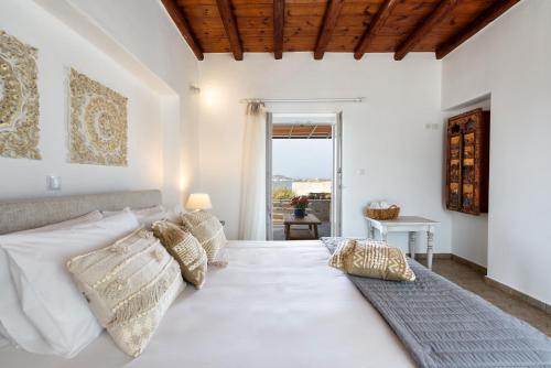 Postel nebo postele na pokoji v ubytování Aegean Seashell Villa