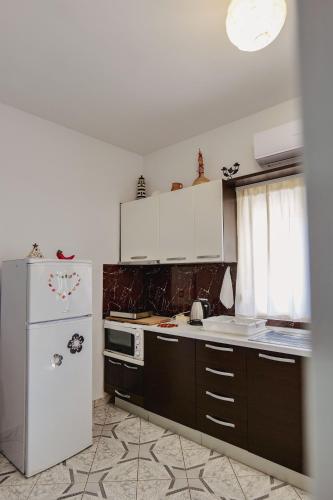 Una cocina o zona de cocina en Apartments Gentian Oruci