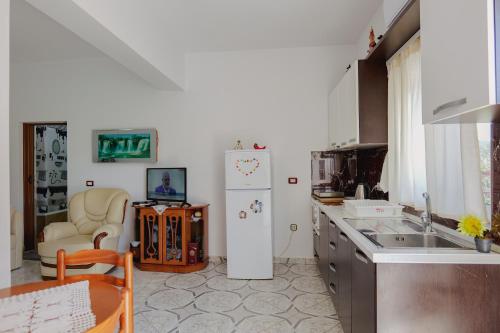 Una cocina o zona de cocina en Apartments Gentian Oruci