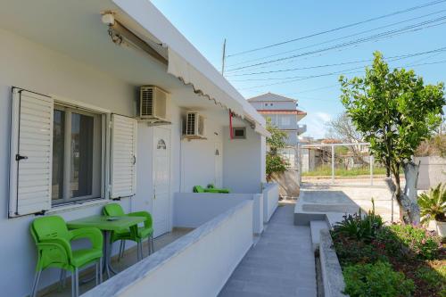 Un balcón o terraza de Apartments Gentian Oruci