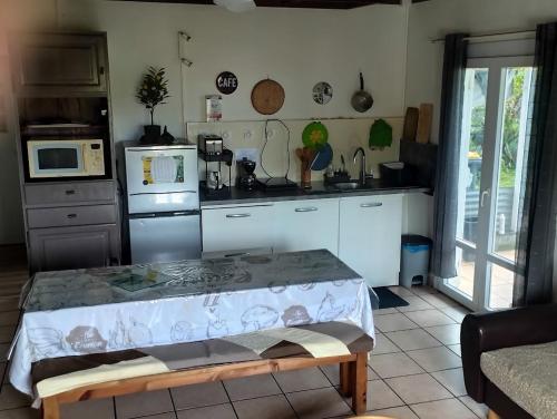 una cucina con un tavolo al centro di Comme chez vous a Saint-Joseph