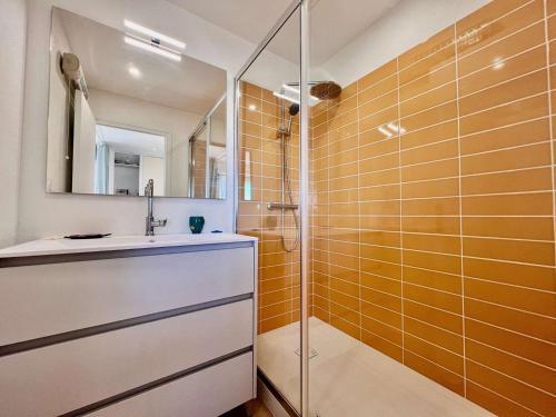 une salle de bain avec douche et lavabo dans l'établissement Quiberon : Studio 4 pers, balcon, animaux admis, parking - FR-1-478-145, à Quiberon