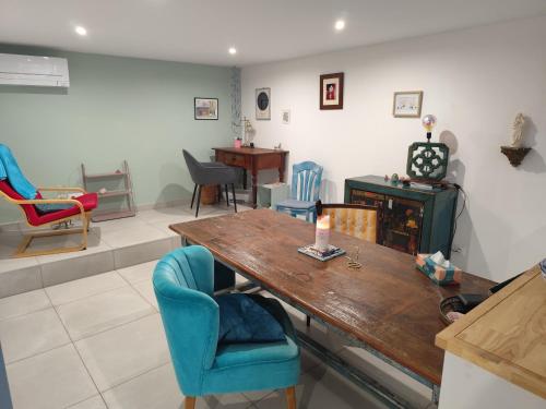 un salon avec une table et des chaises en bois dans l'établissement RDC a 2 pas du port, à Port-Vendres