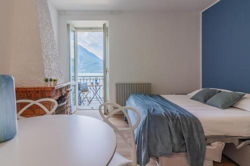ヴァレンナにあるLakeside Varennaのベッドルーム1室(ベッド1台付)、景色を望むバルコニーが備わります。