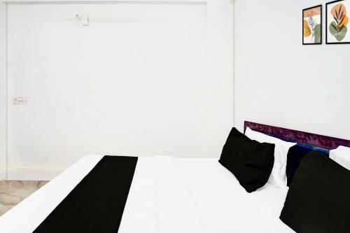 Postel nebo postele na pokoji v ubytování Collection O Ak Hotels
