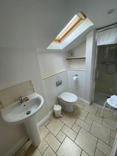 a bathroom with a sink and a toilet at Acorns in Plaitford