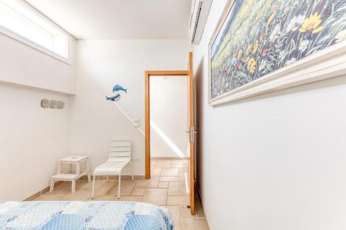 a bedroom with a bed and a window at Perla sul mare Adriatico in Marittima