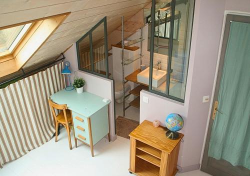 a tiny house with a sink and a desk at Maison tout confort proche Disneyland avec Jardin, BBQ & parking privé in Esbly