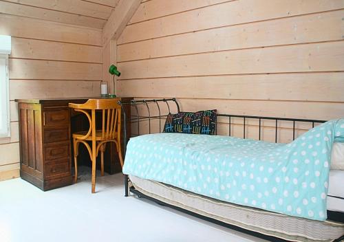 a bedroom with a bed and a desk and a table at Maison tout confort proche Disneyland avec Jardin, BBQ & parking privé in Esbly