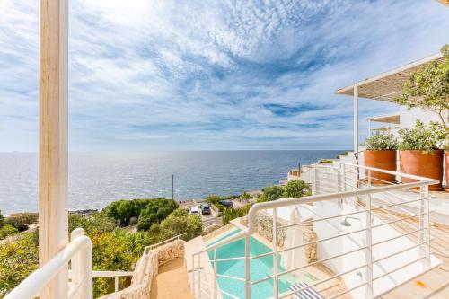 a view of the ocean from the balcony of a house at Perla sul mare Adriatico in Marittima