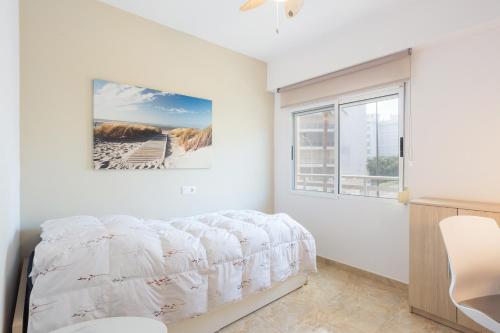 Una habitación blanca con una cama y una ventana en Daimuz Holidays, en Daimuz