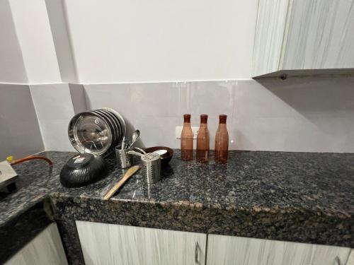 Dapur atau dapur kecil di SK Spacious pent house 1 bhk