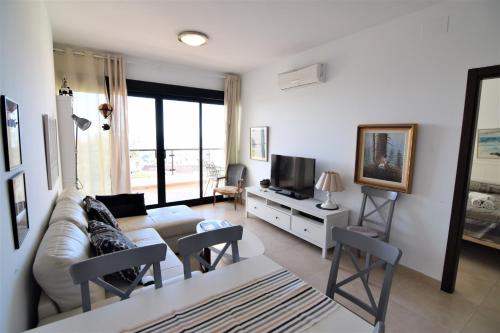 Televisyen dan/atau pusat hiburan di Apartamentos & SPA Torres de San Juan