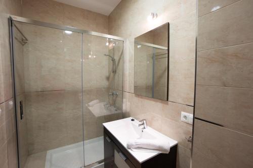 Bilik mandi di Apartamentos & SPA Torres de San Juan