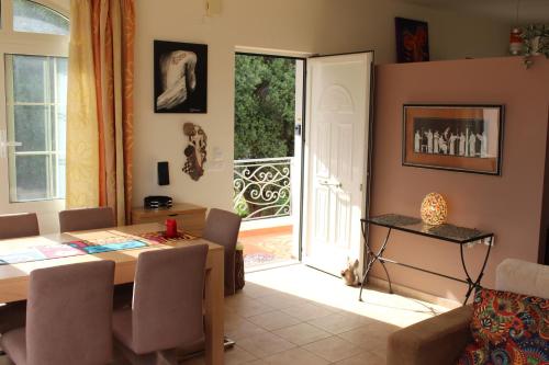 a living room with a table and chairs and an open door at Constantin in Dhémbla