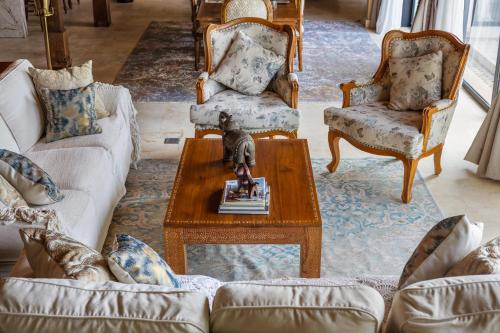 a living room with a cat statue on a table at Luxurious Arakana Villa with Pool in Jimbaran