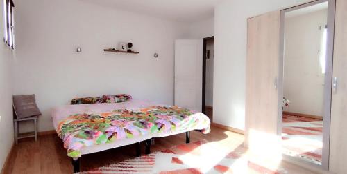 une chambre avec un lit dans une pièce blanche dans l'établissement Belle villa - Entre Mer et Montagnes, à Corneilla-de-Conflent