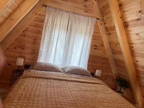 Un pat sau paturi într-o cameră la Pine Retreat