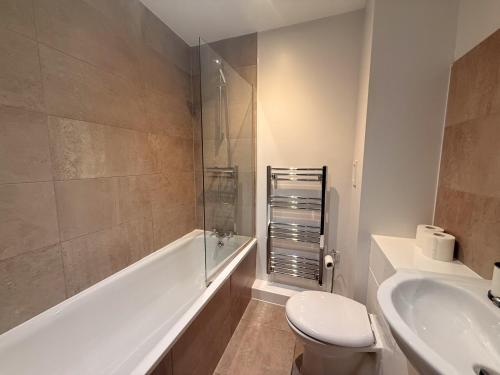 Un baño con bañera, inodoro y lavabo. en Newcastle Quayside Apartment -Sleeps 4 - Parking, en Newcastle