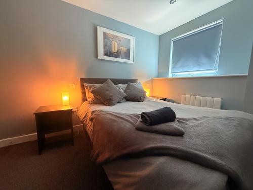 1 dormitorio con 1 cama con luz encendida en Newcastle Quayside Apartment -Sleeps 4 - Parking, en Newcastle