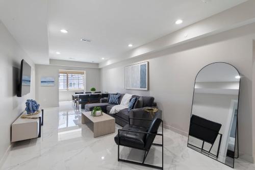 Μια τηλεόραση ή/και κέντρο ψυχαγωγίας στο Ammos Luxury Living- Santorini Suite